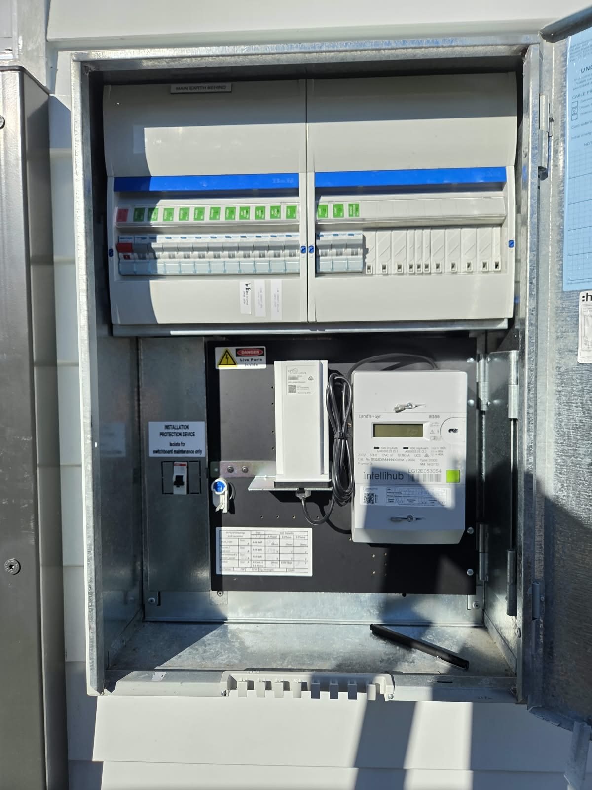 Smart meter and communications module installed in a switchboard by MVS Connect